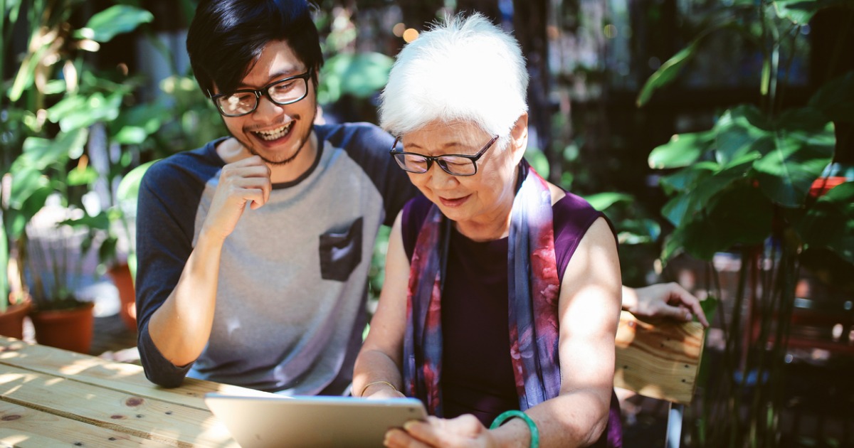 Millennials Teaching Seniors about Technology